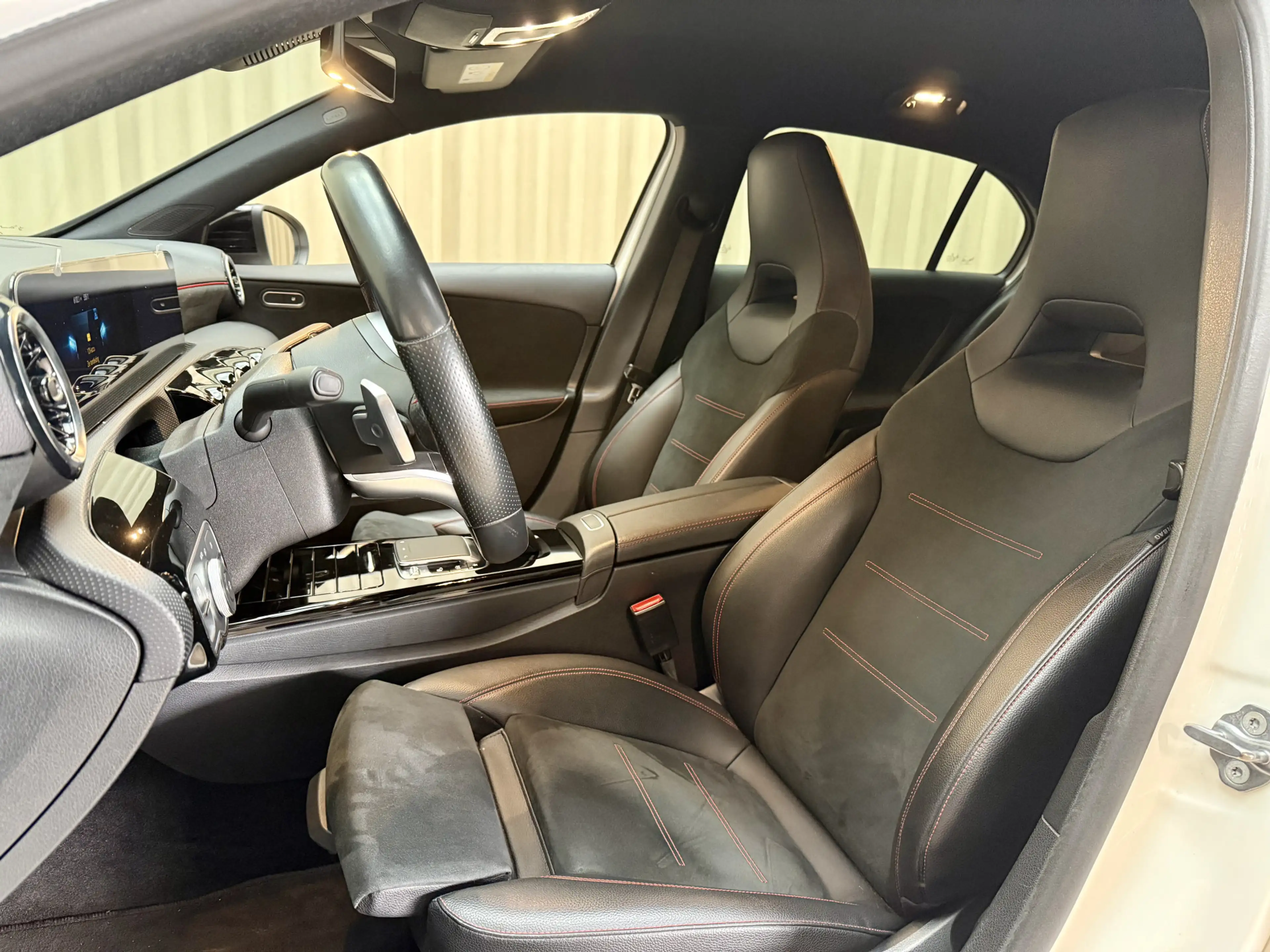Mercedes-Benz A 250 *AMG* Leder/Alcantara / 225PK / Camera / Full LED — photo 17
