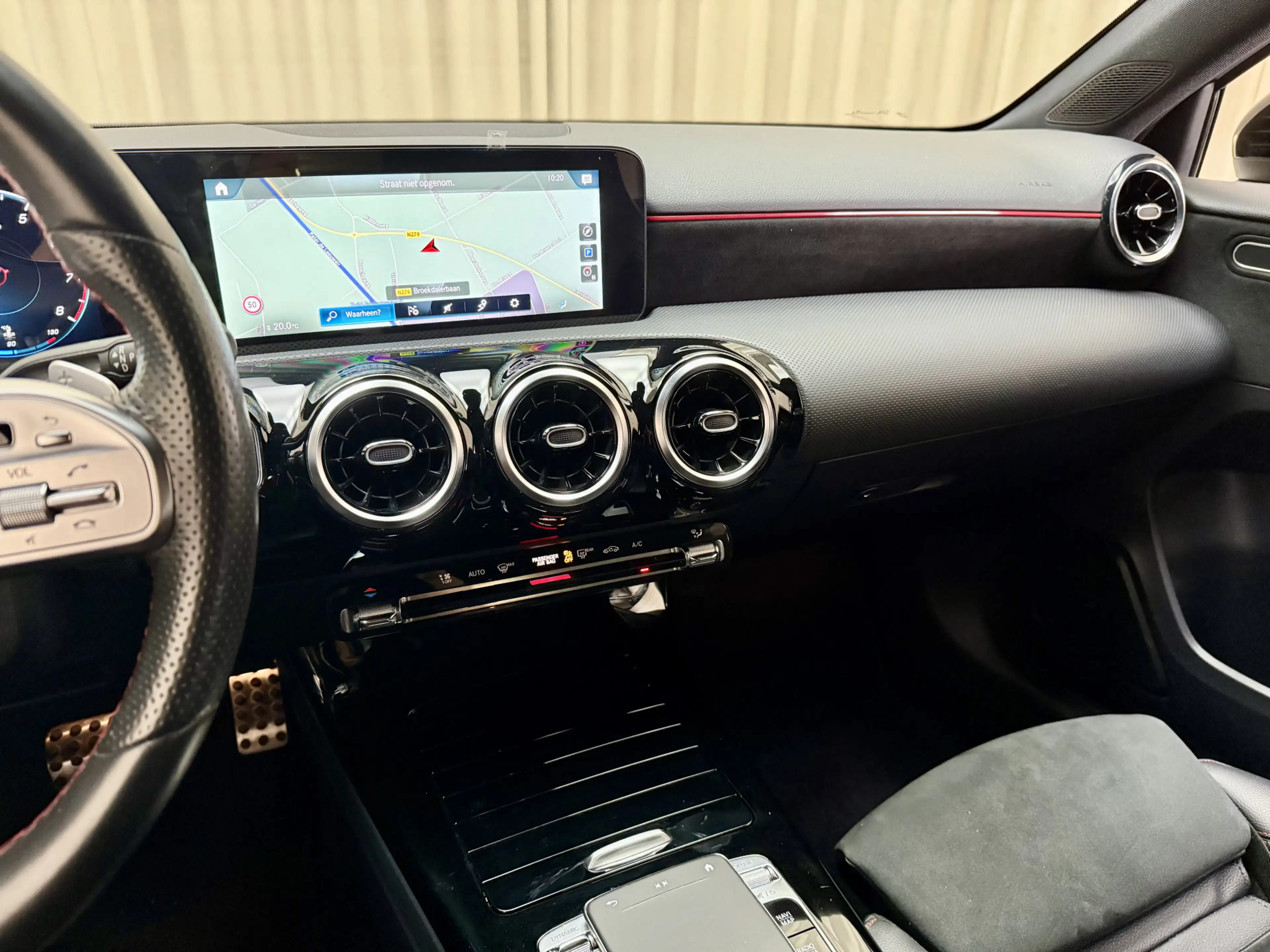 Mercedes-Benz A 250 *AMG* Leder/Alcantara / 225PK / Camera / Full LED — photo 32