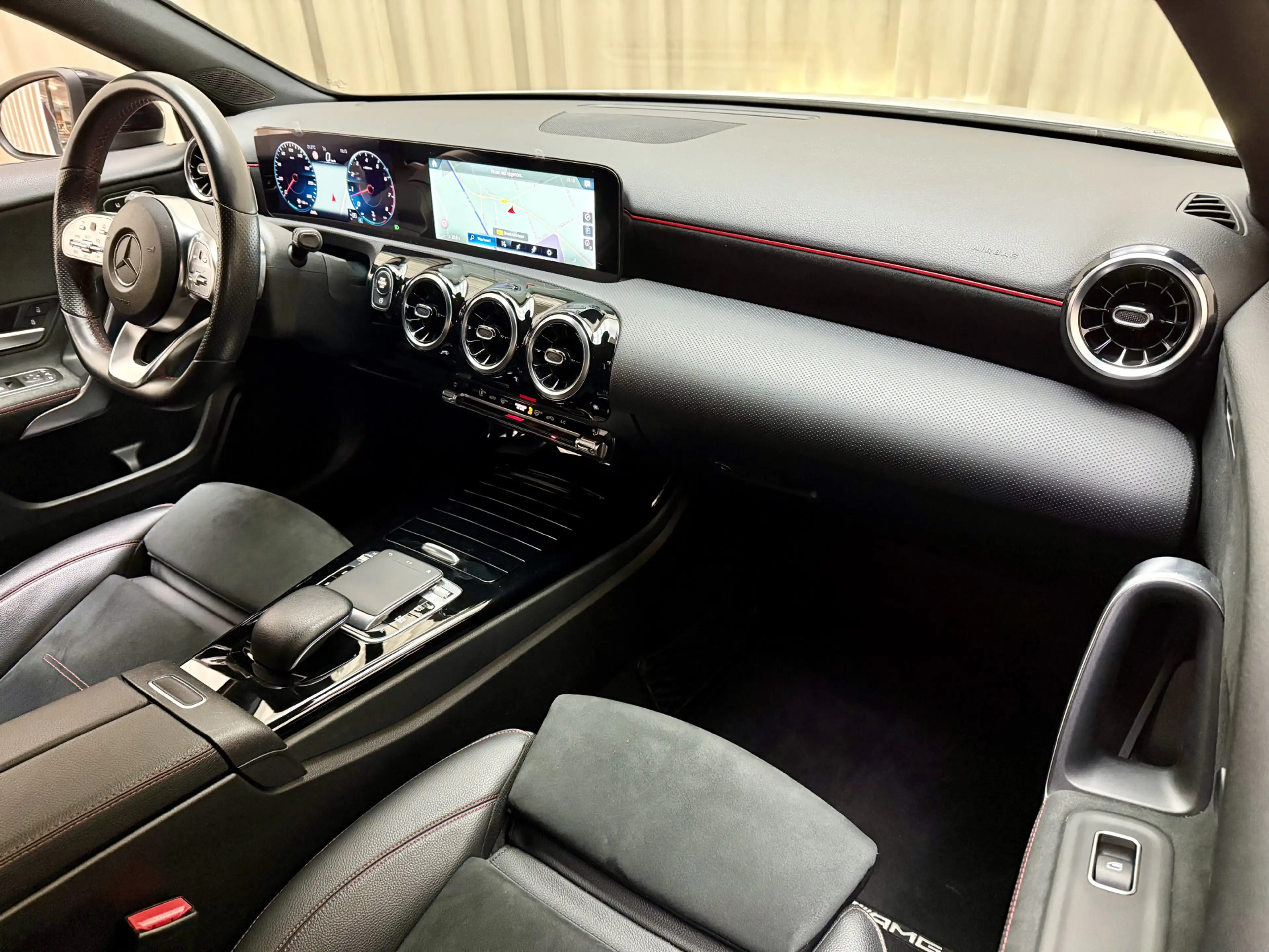 Mercedes-Benz A 250 *AMG* Leder/Alcantara / 225PK / Camera / Full LED — photo 29
