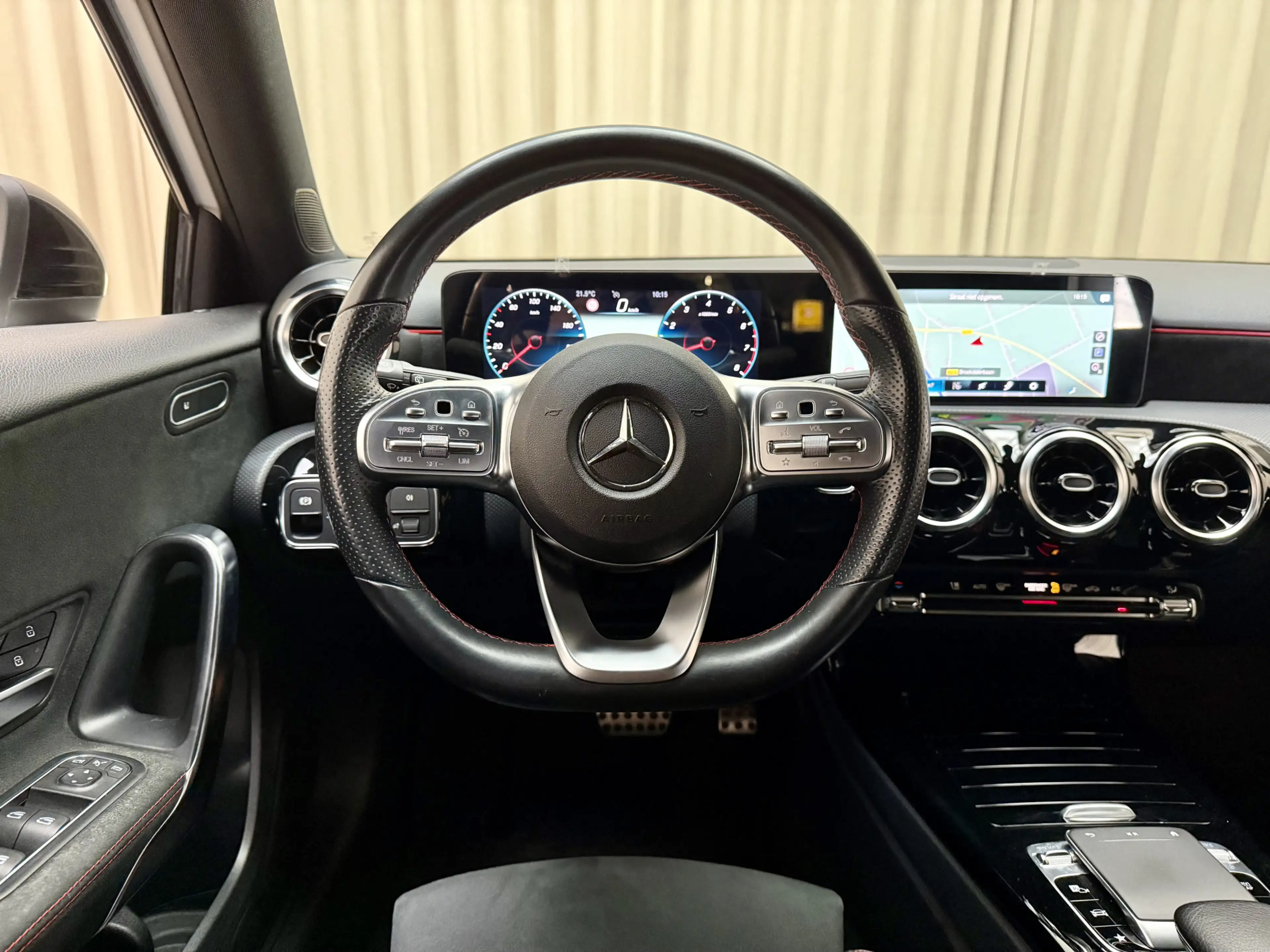 Mercedes-Benz A 250 *AMG* Leder/Alcantara / 225PK / Camera / Full LED — photo 10