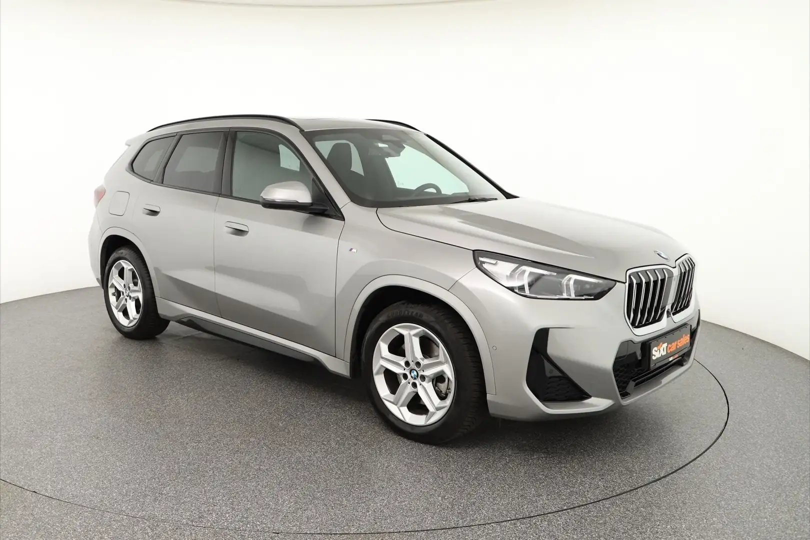 BMW X1 sDrive20i M Sport Aktiv-S|HUD|PAN|PA+360°|AHK Silber - 1