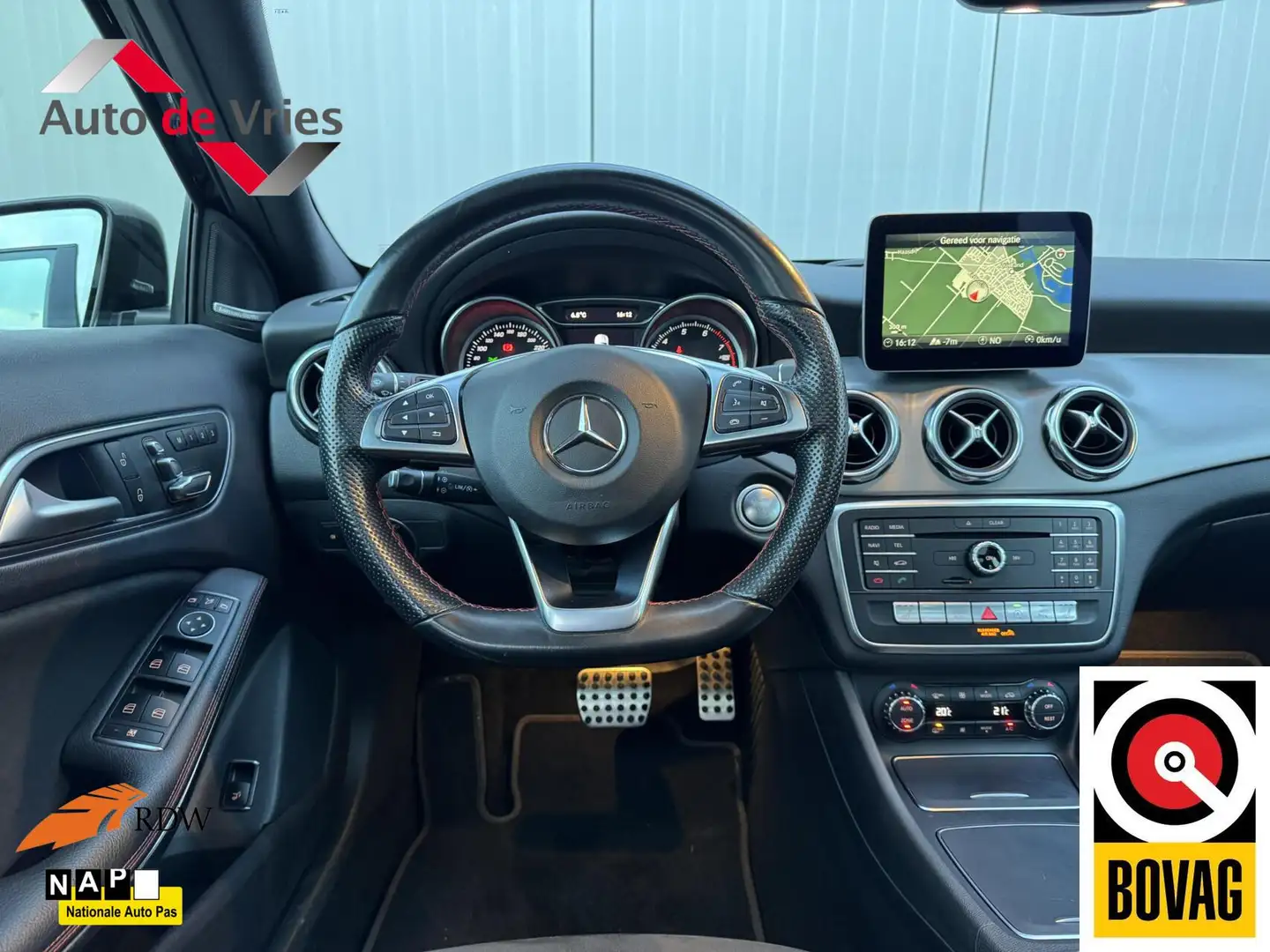 Mercedes-Benz GLA 180 Premium Plus AMG|Trekhaak|Pano|NAP Zwart - 2