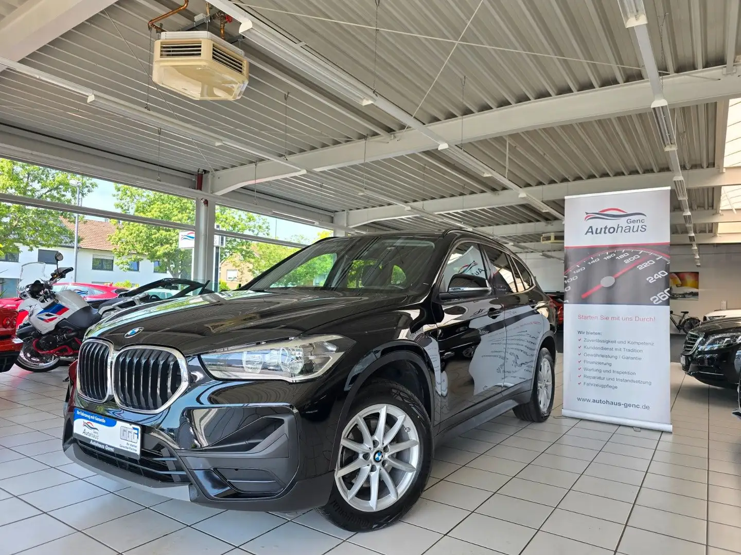 BMW X1 sDrive18d Advantage Navigation PDC DAB Radio Schwarz - 1