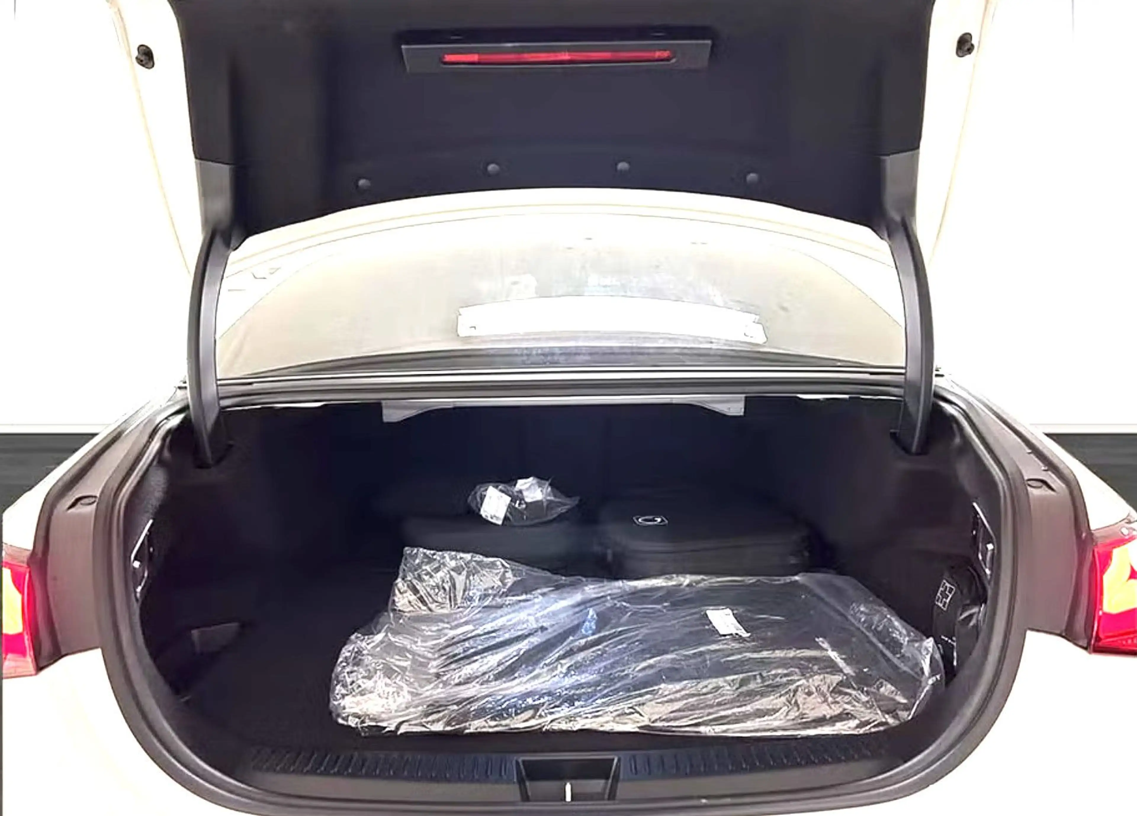 Mercedes-Benz E 400 e Lim 4M AMG HUD-20"-Pano-Superscreen-360° — photo 10