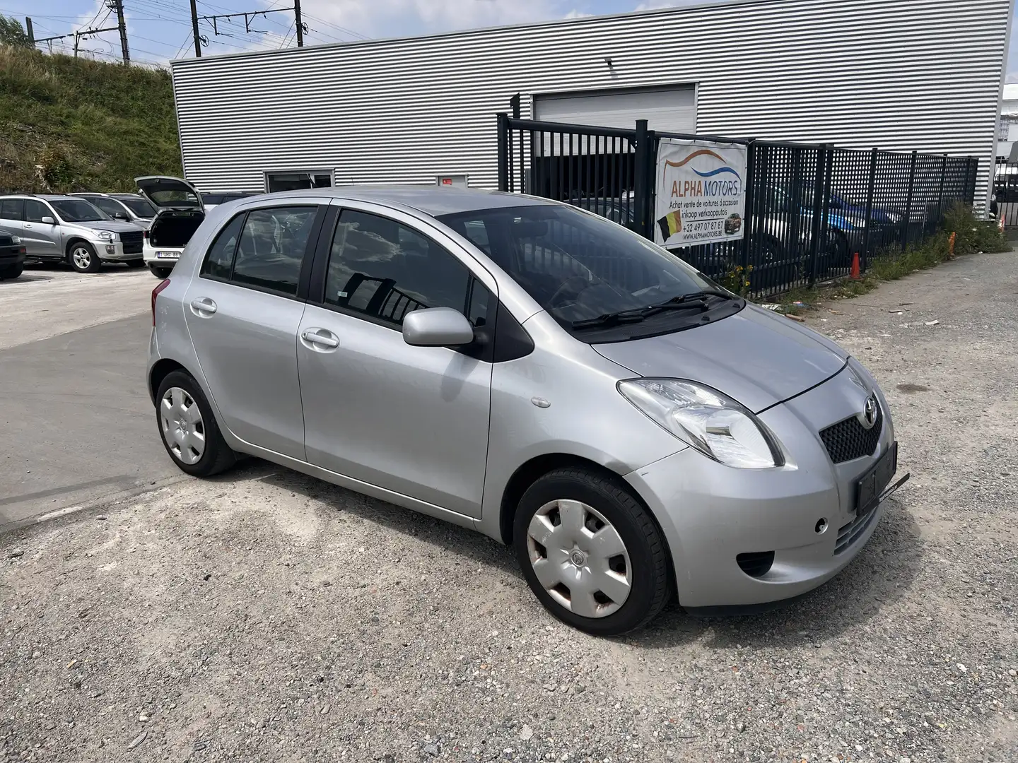 Toyota Yaris 1.0i VVT-i Linea Luna Zilver - 2