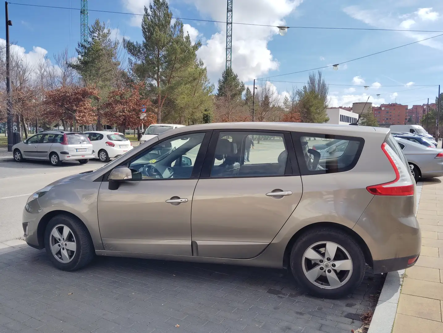 Renault Grand Scenic Scénic+1.6dCi+Dynamique+En.+7pl.+130S Oro - 1