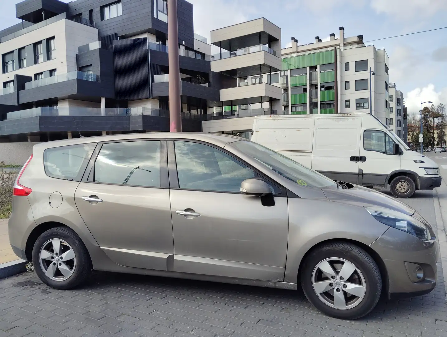Renault Grand Scenic Scénic+1.6dCi+Dynamique+En.+7pl.+130S Oro - 2