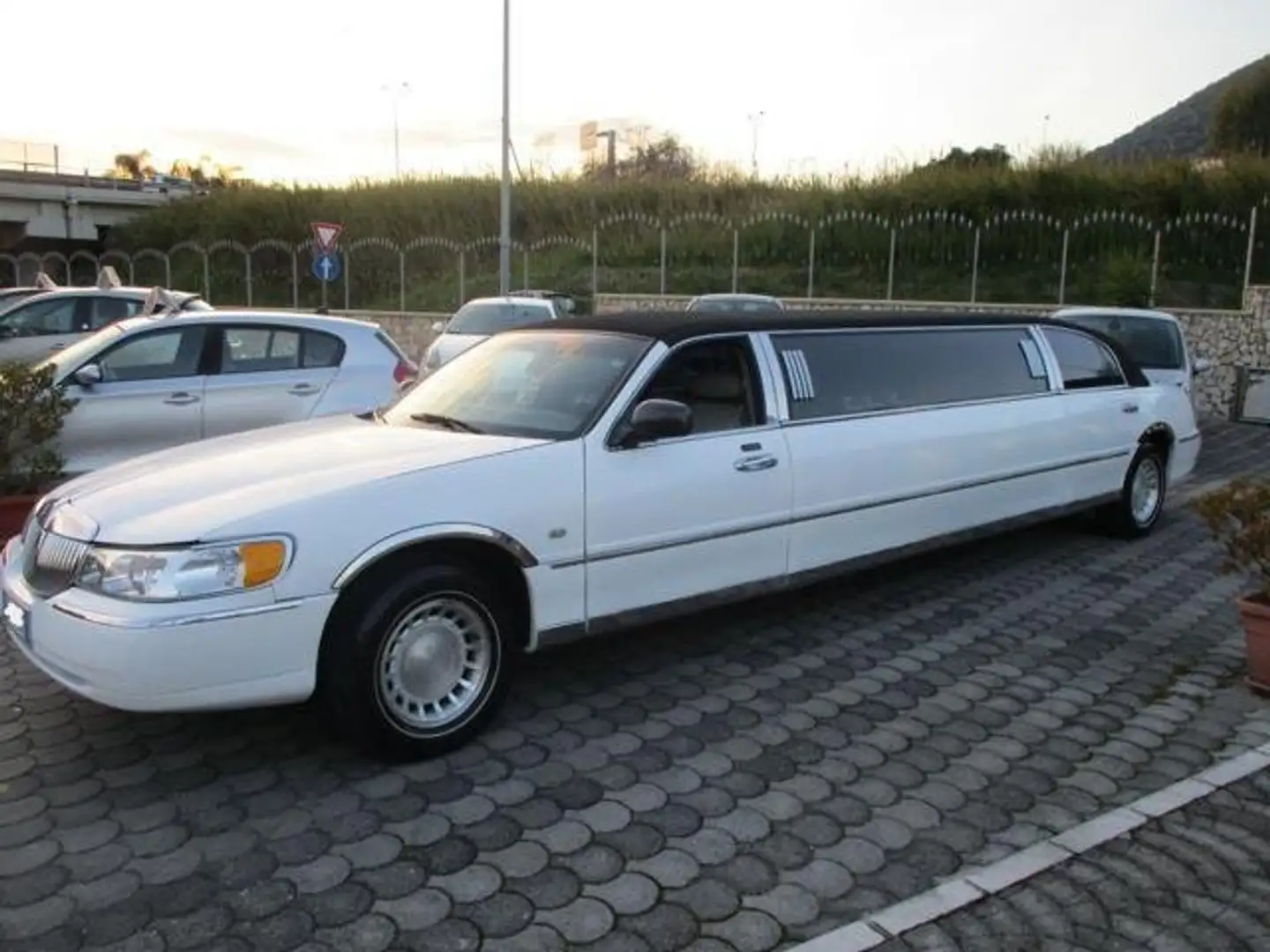 Lincoln Town Car White - 2