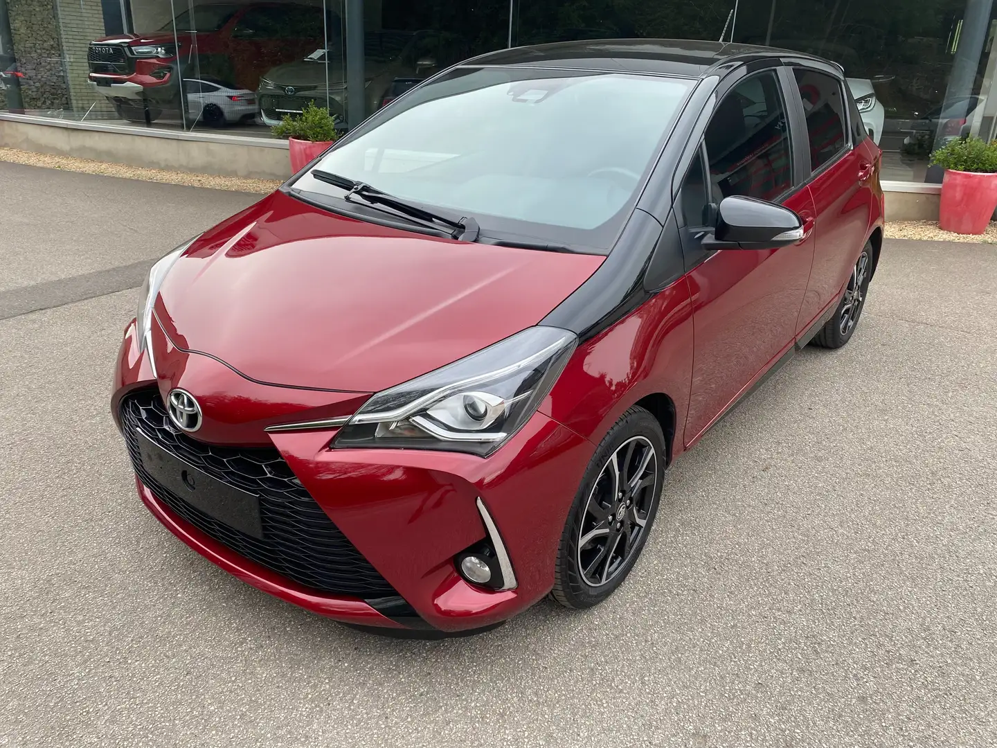 Toyota Yaris Yaris 1.5i Dual VVT-iE Two-Tone Rood - 1