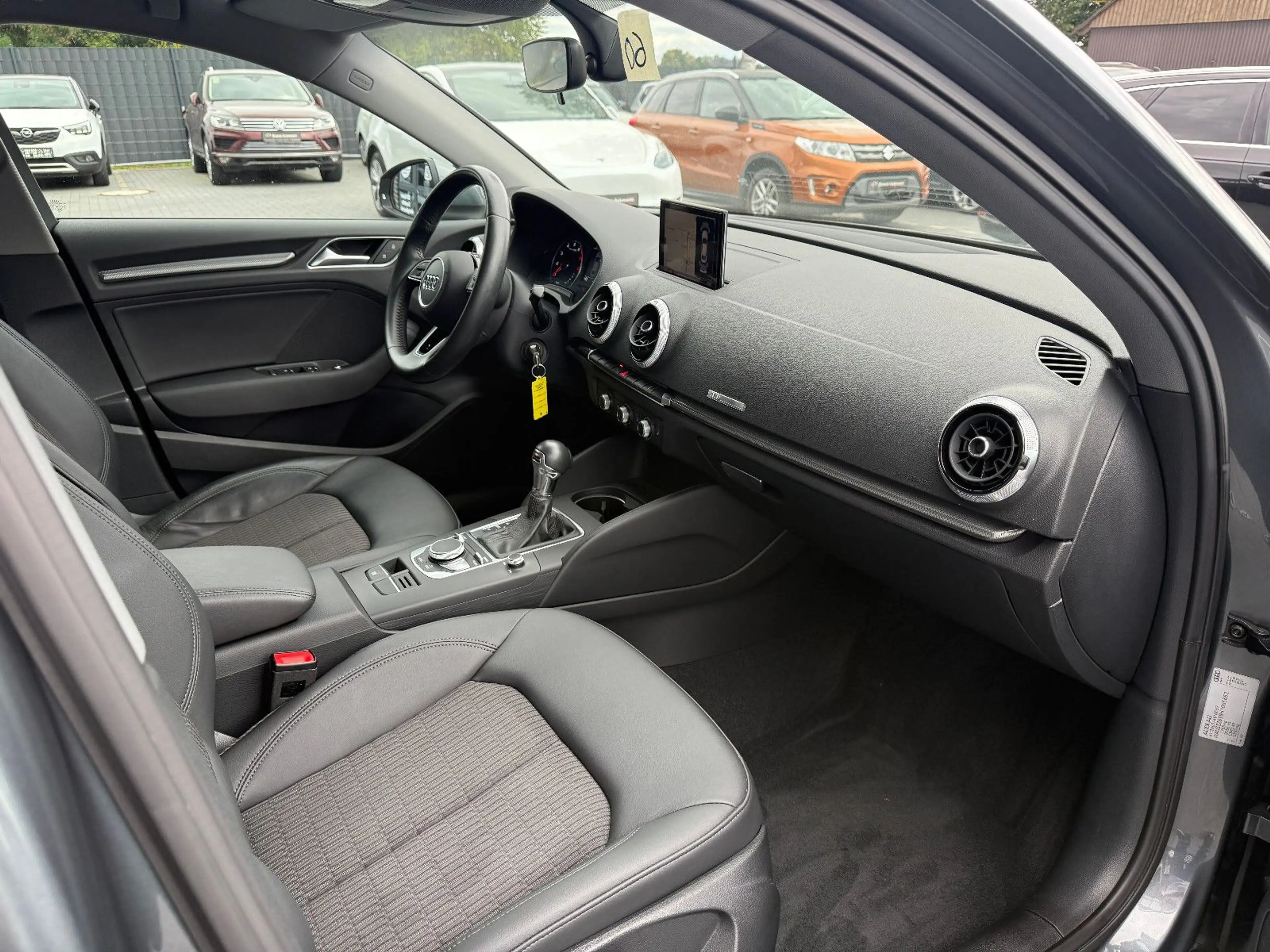 Audi A3 Limousine design*Automatik*Bi-Xenon*PDC*SHZ* — photo 11