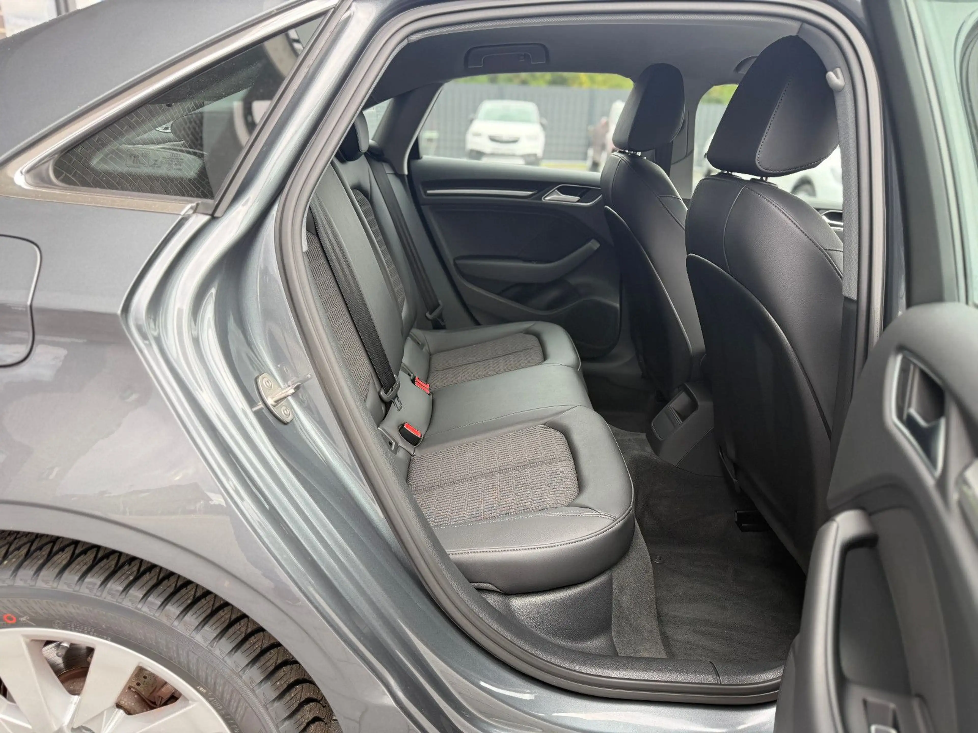 Audi A3 Limousine design*Automatik*Bi-Xenon*PDC*SHZ* — photo 15