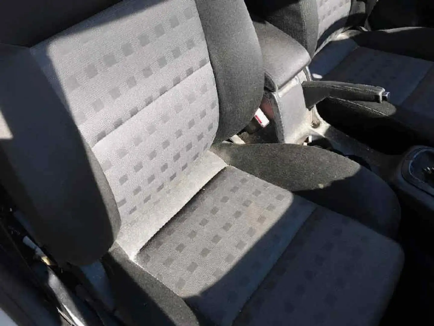 Volkswagen Passat 2.0 Benziner. Gris - 2