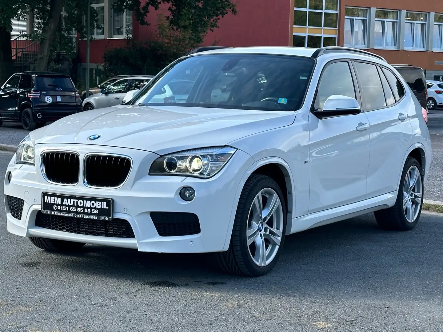 BMW X1 xDrive 25d M-Sportpaket Voll Scheckheft Unfallfrei Weiß - 1