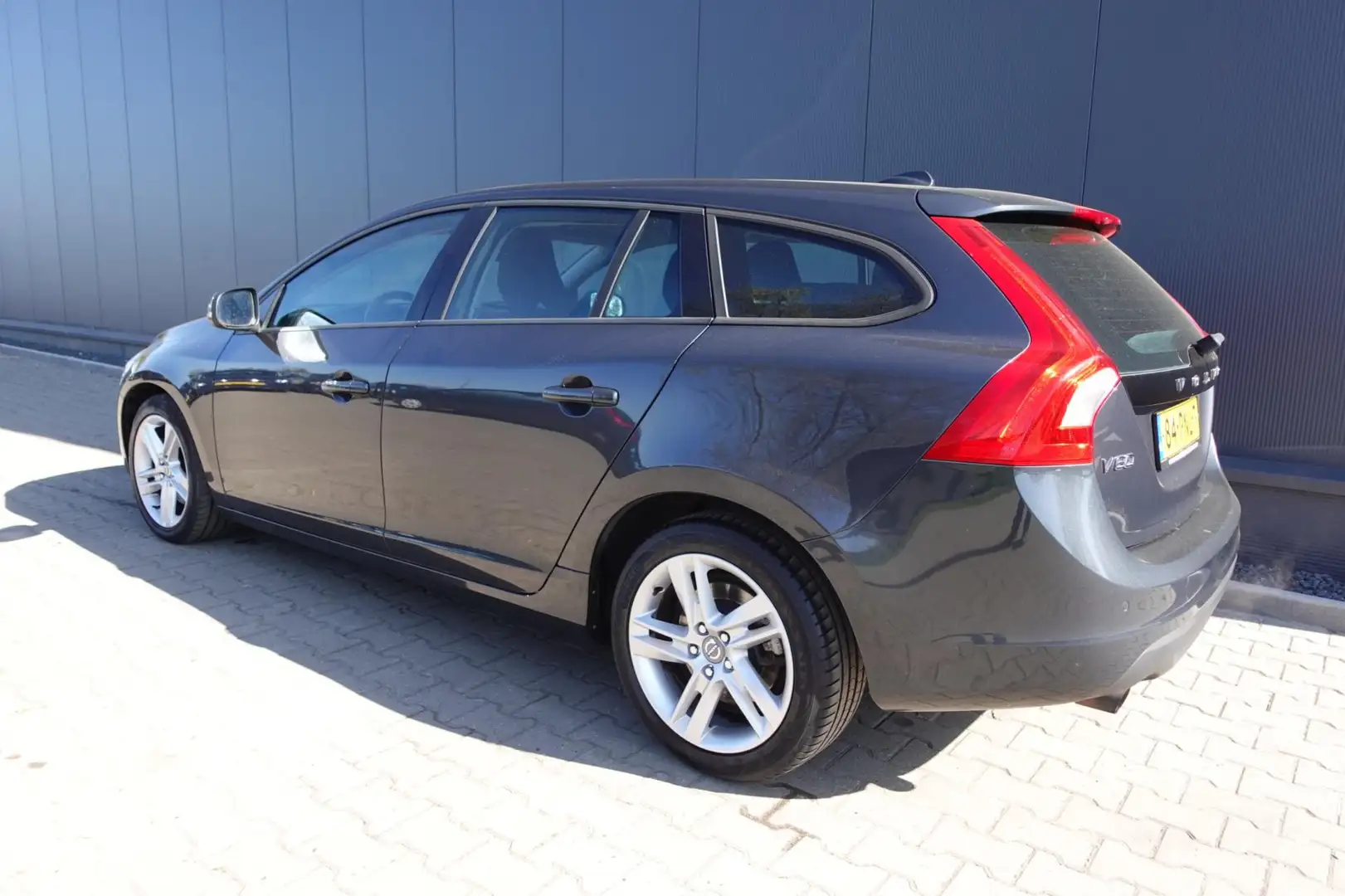 Volvo V60 1.6 T3 Kinetic Šedá - 2