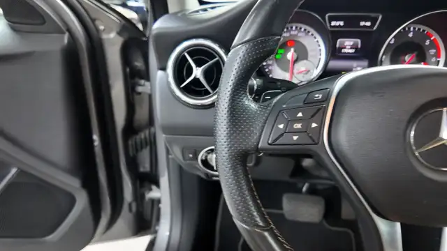 Mercedes-Benz Gla view 22