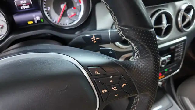 Mercedes-Benz Gla view 24