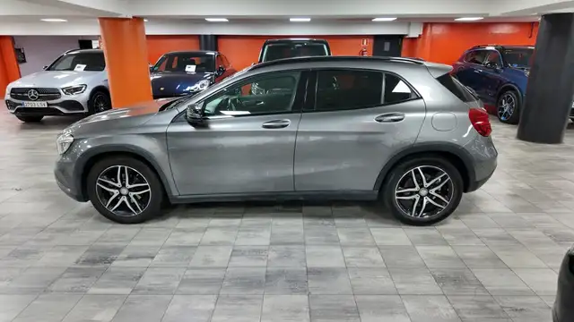 Mercedes-Benz Gla view 3