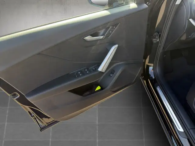 Audi Q2 view 8