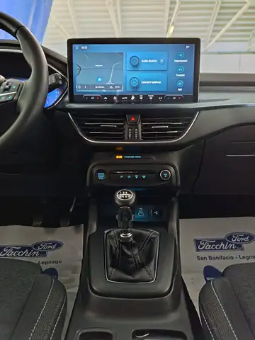 Ford Focus view 3