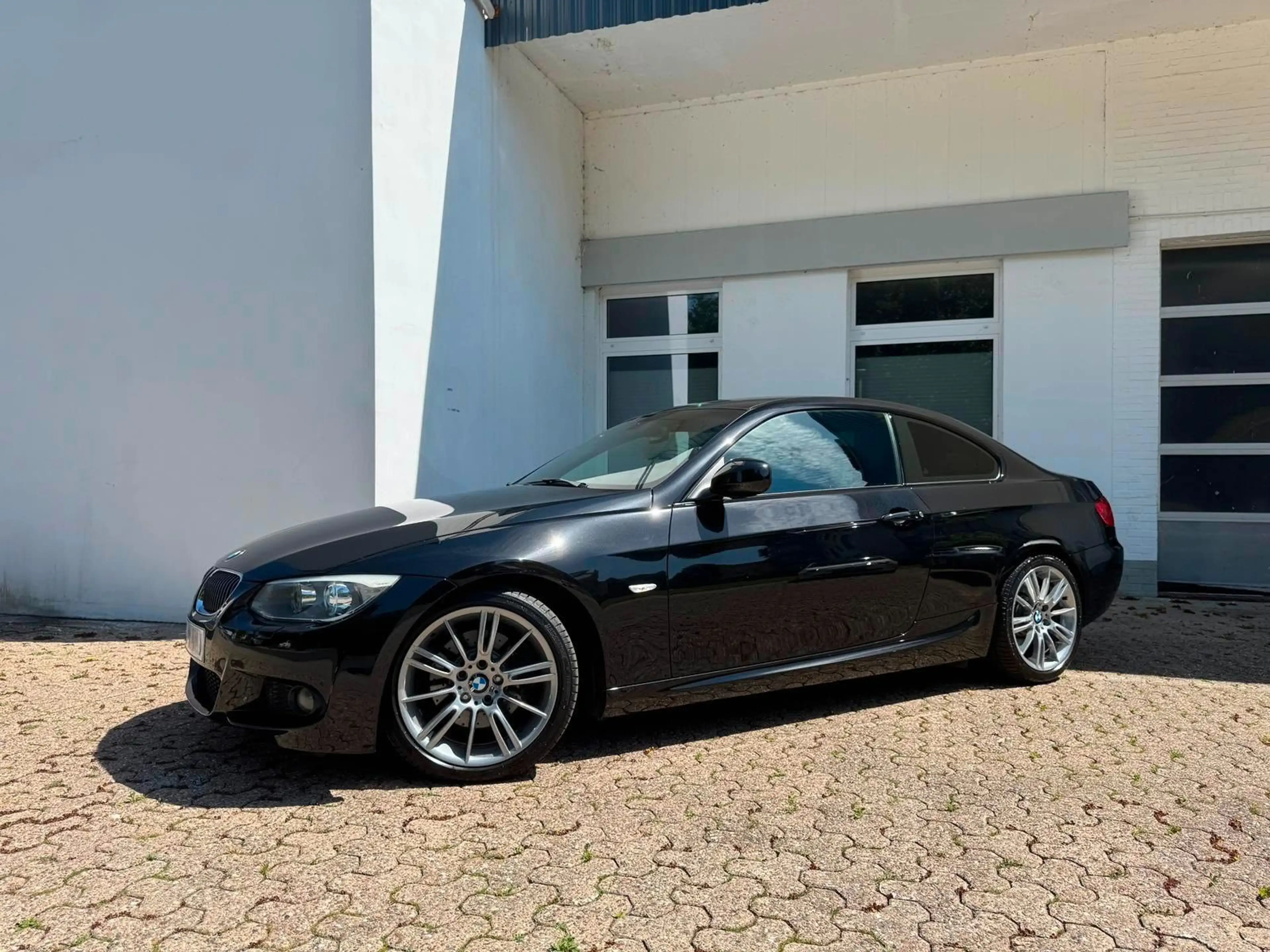 BMW 325 d Coupe M Paket Navi Leder LED PDC TOP! — photo 2
