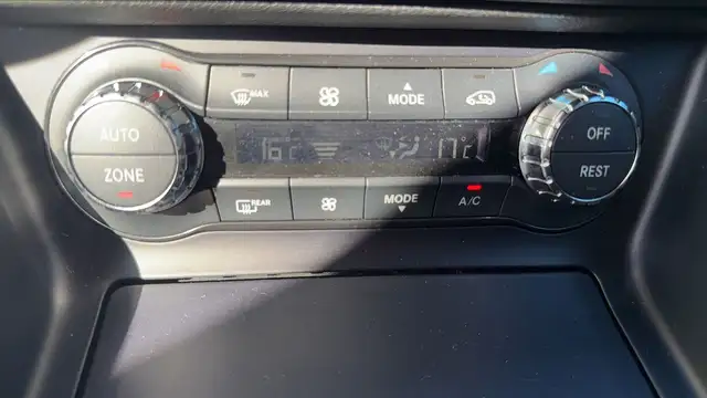 Mercedes-Benz GLA view 13