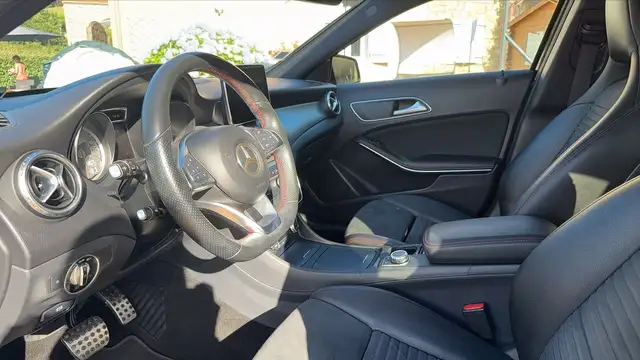 Mercedes-Benz GLA view 8