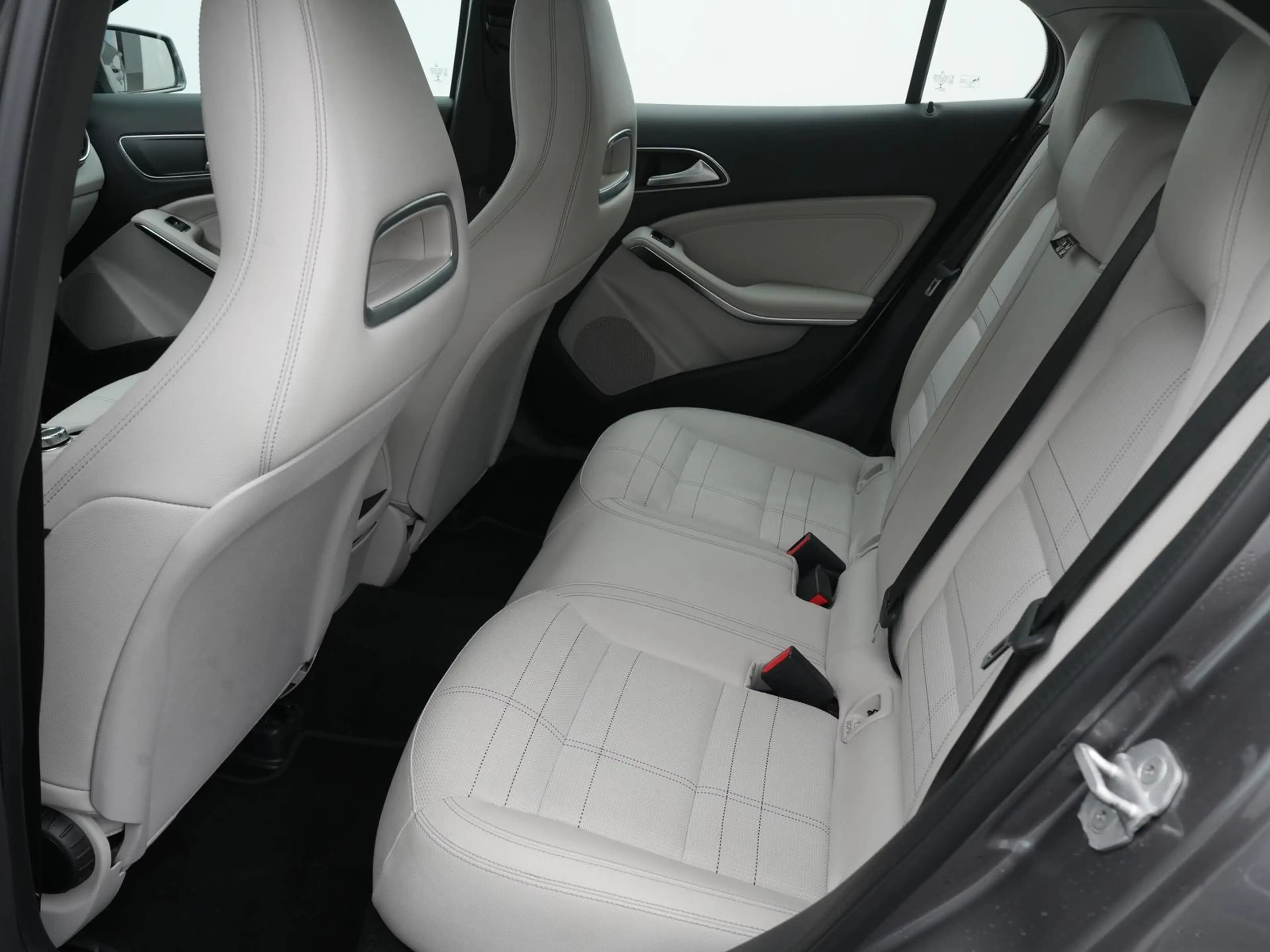 Mercedes-Benz GLA 180 BI-XENON,NAVI,BT,SHZ,TEMPO,CD, — photo 7