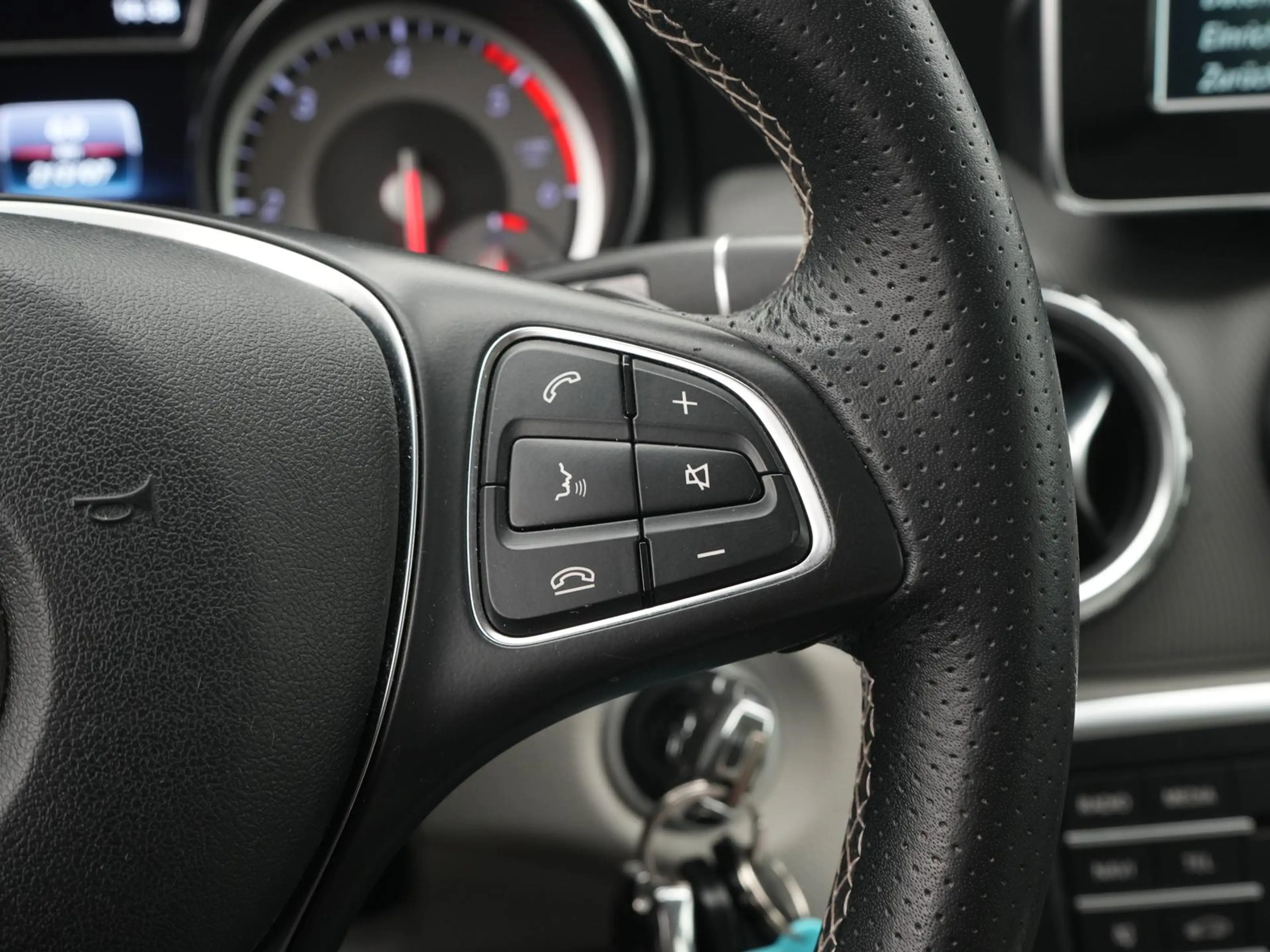 Mercedes-Benz GLA 180 BI-XENON,NAVI,BT,SHZ,TEMPO,CD, — photo 12