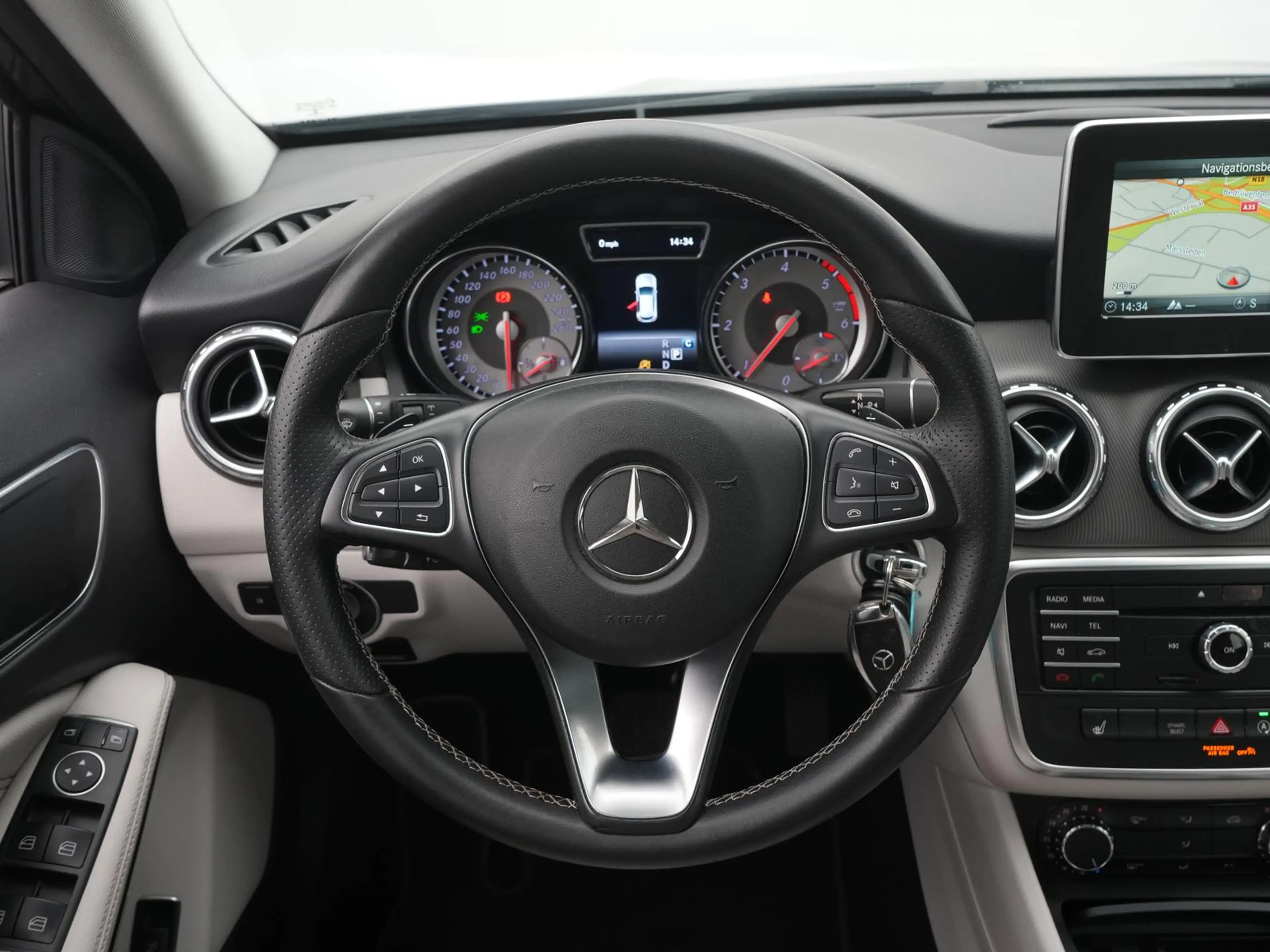 Mercedes-Benz GLA 180 BI-XENON,NAVI,BT,SHZ,TEMPO,CD, — photo 10