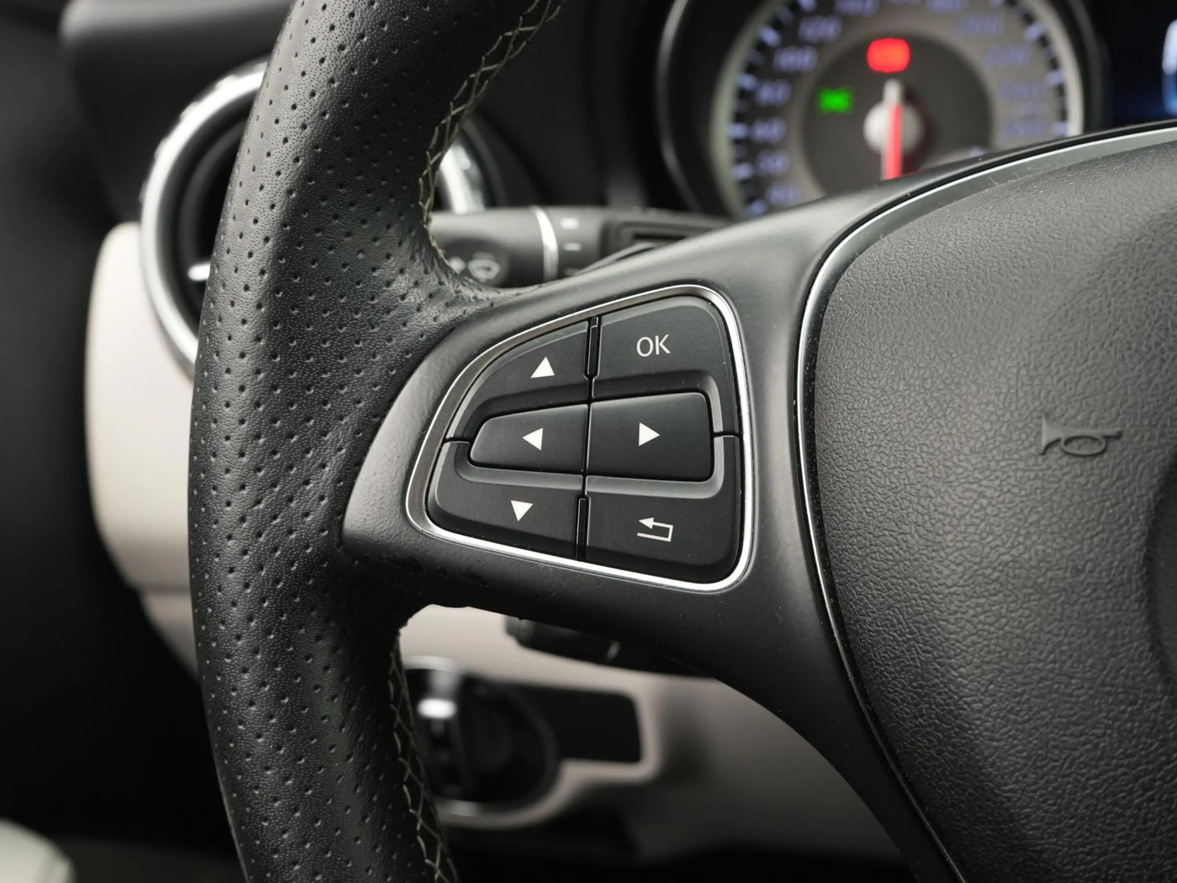Mercedes-Benz GLA 180 BI-XENON,NAVI,BT,SHZ,TEMPO,CD, — photo 11