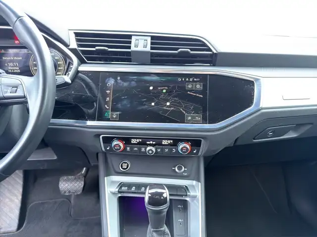 Audi Q3 view 15