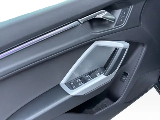 Audi Q3 view 12