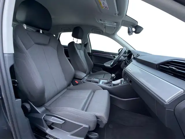 Audi Q3 view 10