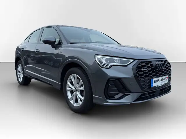 Audi Q3 view 3