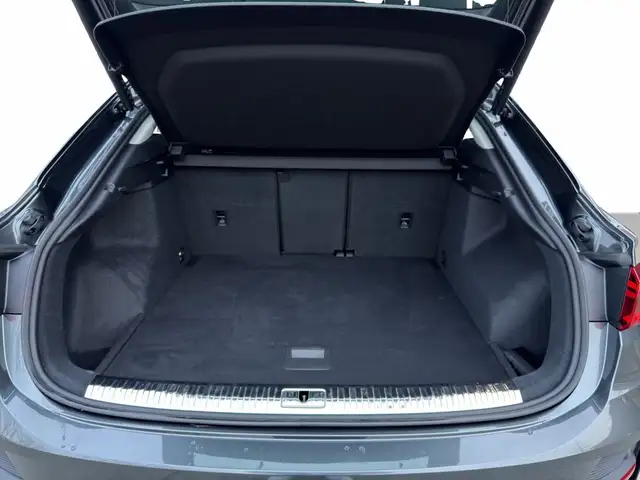 Audi Q3 view 9
