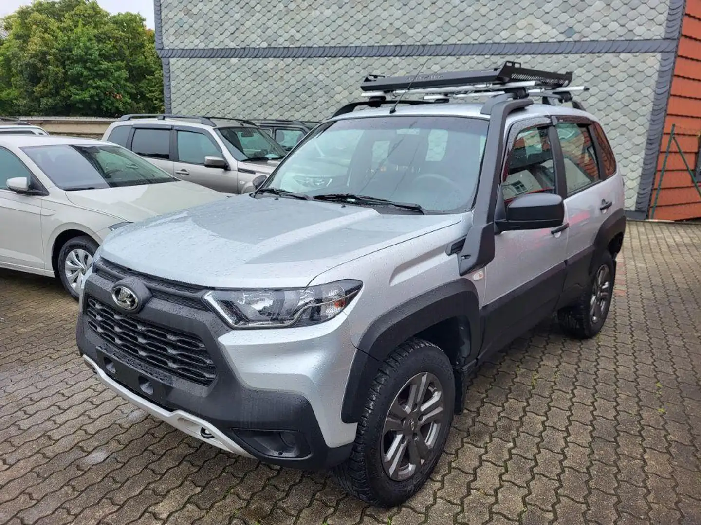 Lada Niva TRAVEL 1.7i 4x4 Comfort OFFROAD+DACHTRÄGER Silber - 2