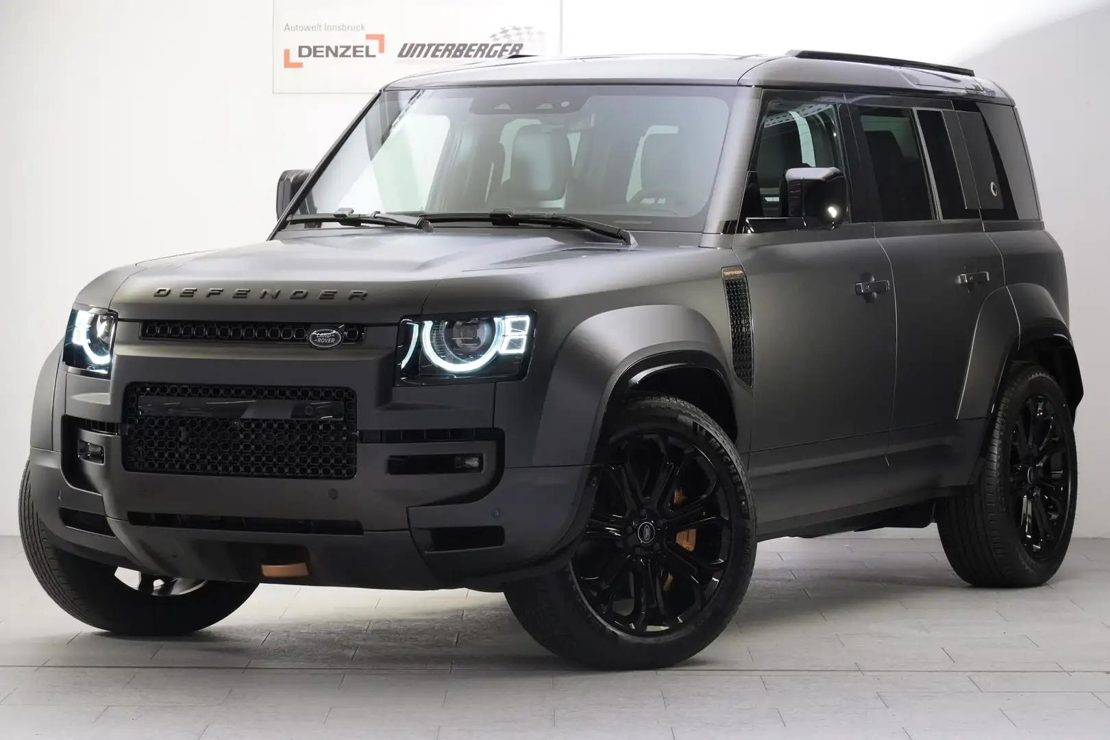 Land Rover Defender V8 OCTA Edition One Grau - 1