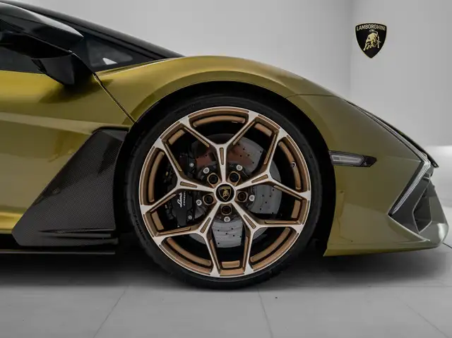 Lamborghini Revuelto view 9