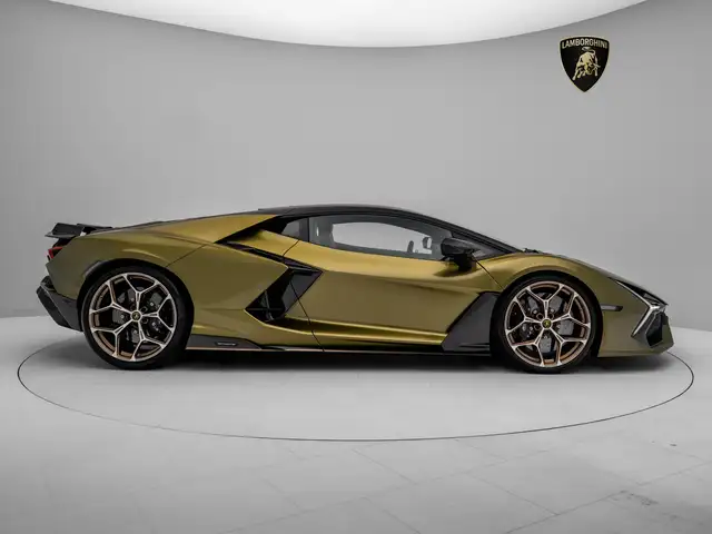 Lamborghini Revuelto view 2