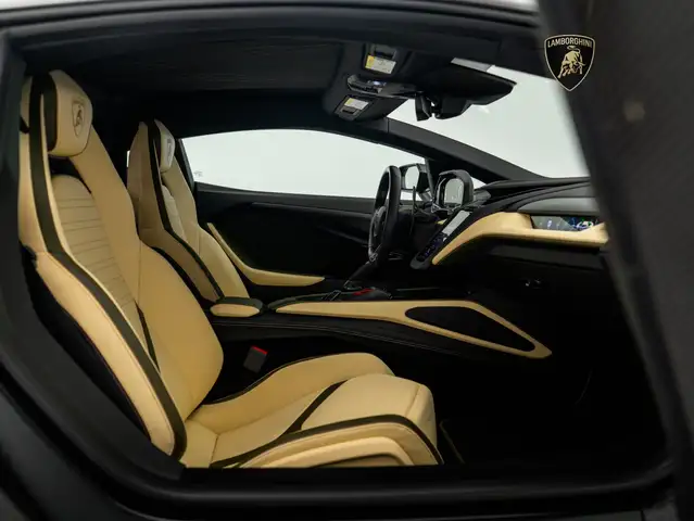 Lamborghini Revuelto view 10