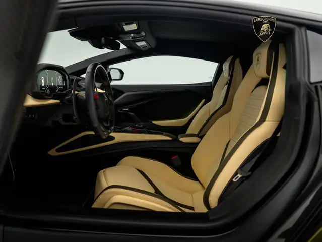 Lamborghini Revuelto view 15
