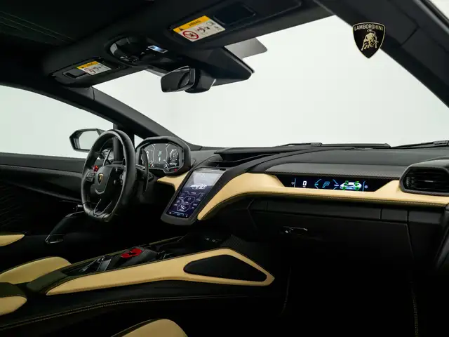 Lamborghini Revuelto view 11