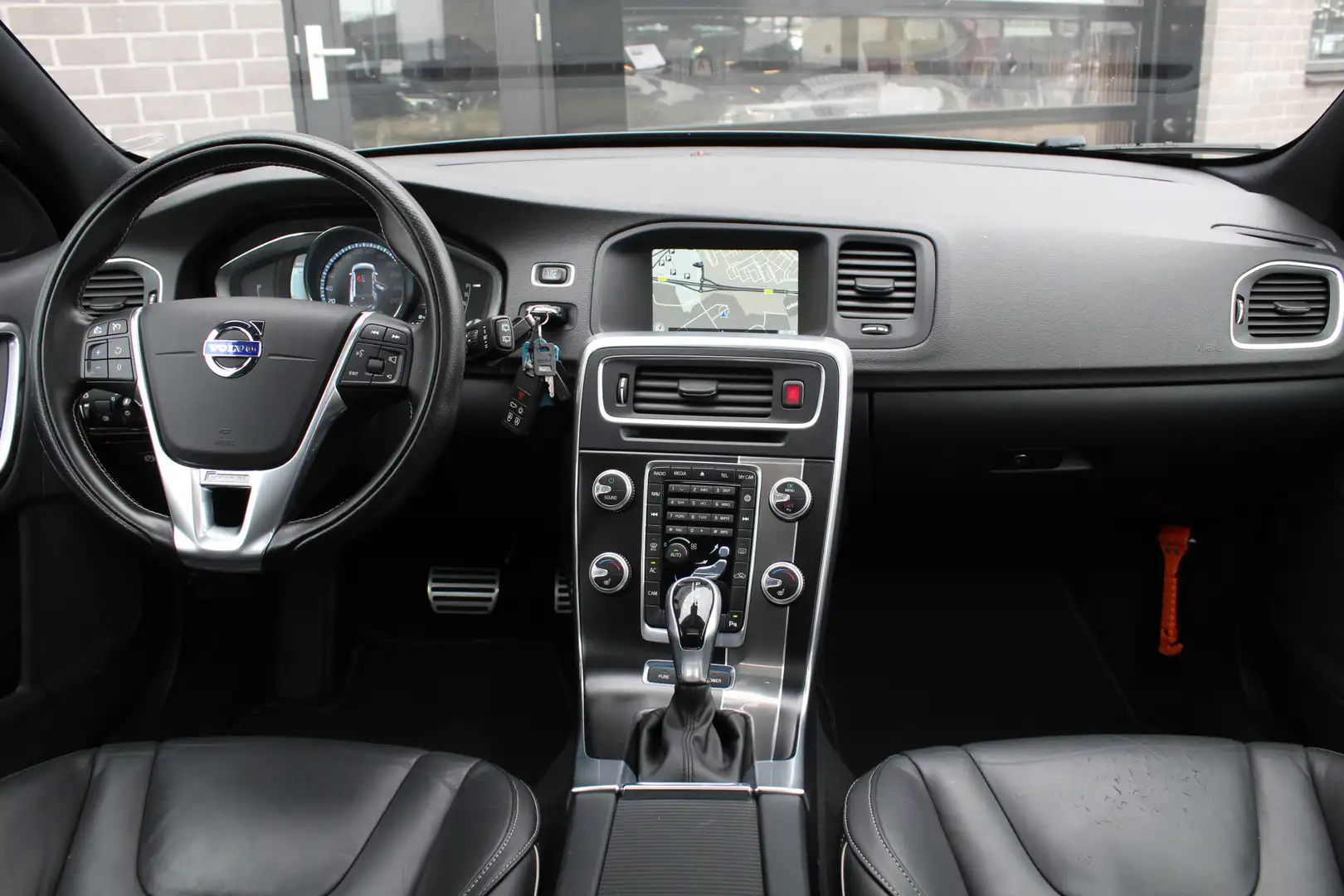 Volvo V60 2.4 D6 Twin Engine R-Design / Schuifdak / Leer / N Grau - 2