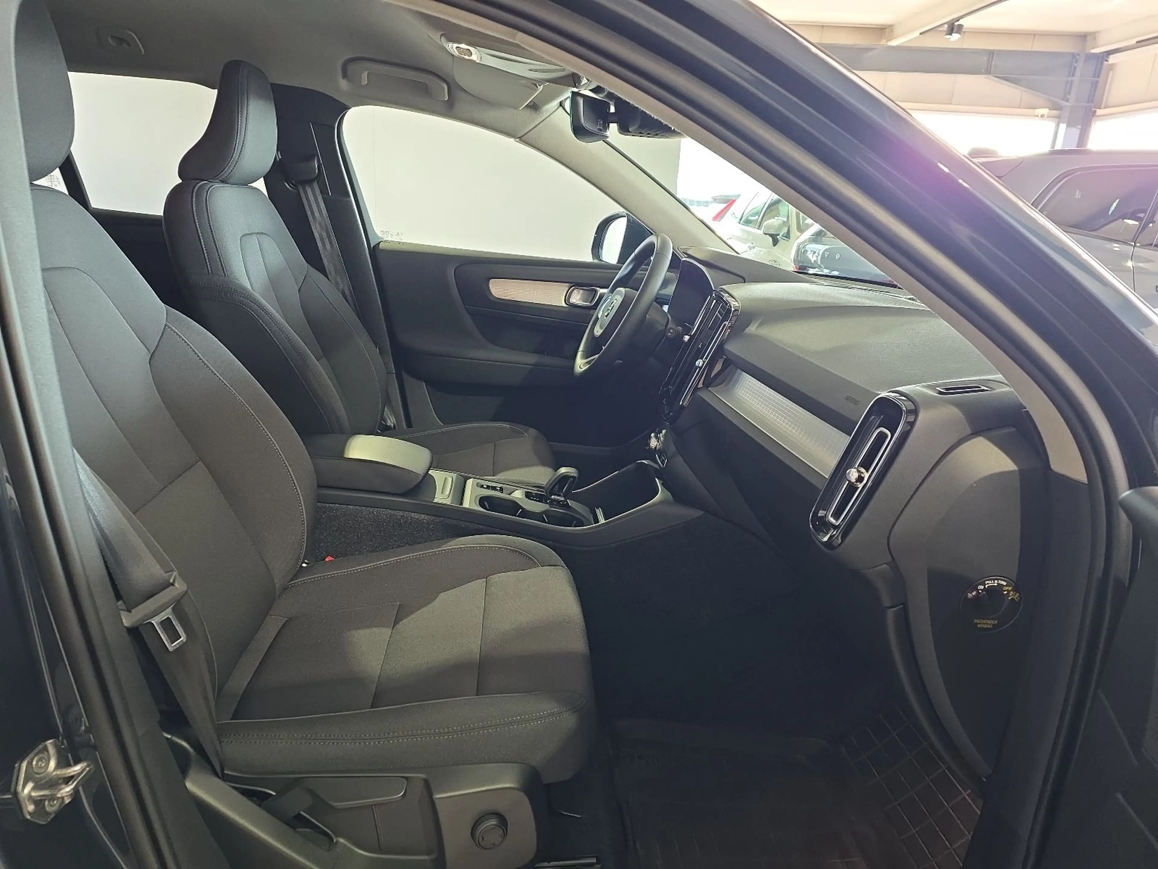 Volvo XC40 T3 Momentum Pro ACC BLIS AHK Kamera LED SHZ — photo 11
