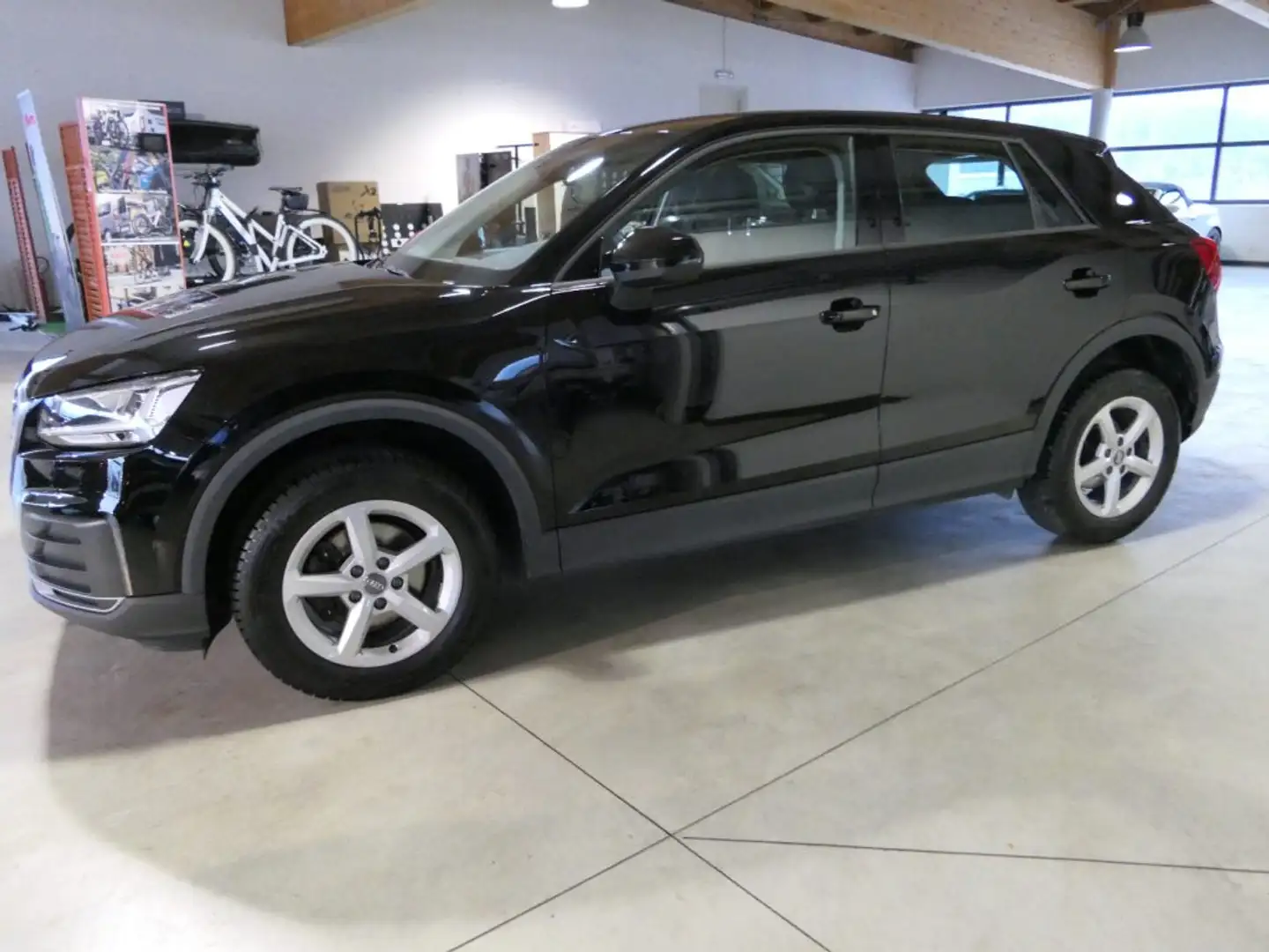 Audi Q2 30 TFSI Business Schwarz - 1