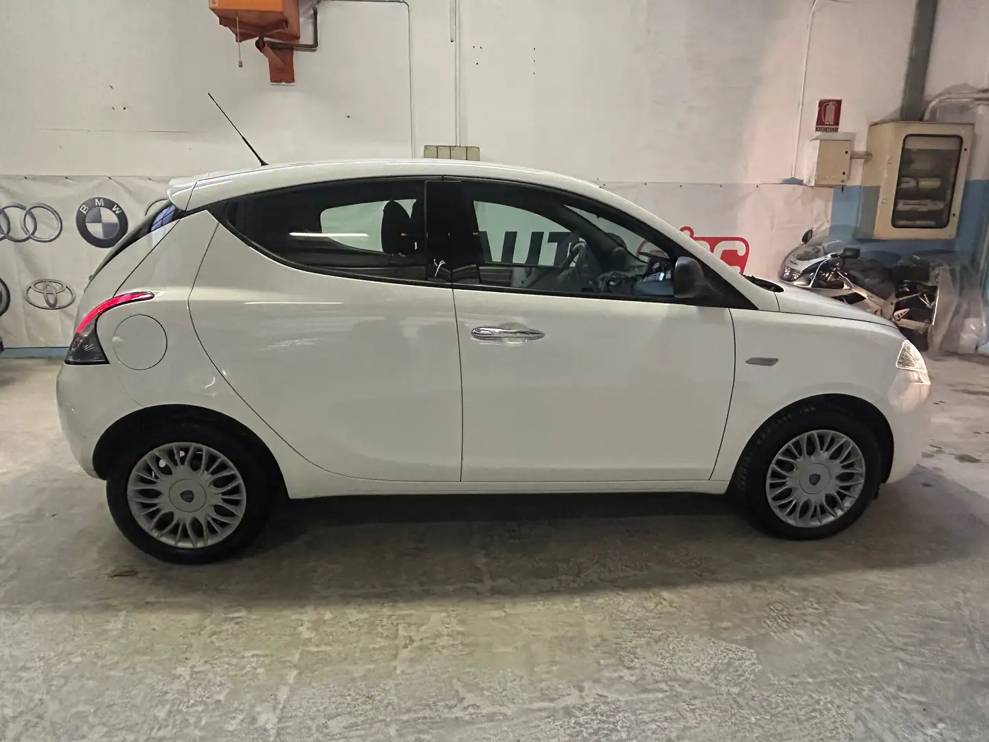 Lancia Ypsilon Ypsilon III 2015 1.2 Platinum 69cv Blanc - 2