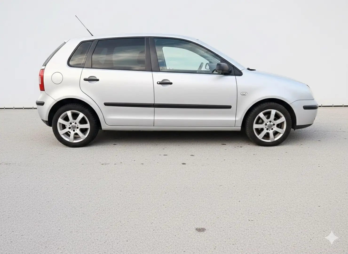 Volkswagen Polo 1.2 47kW Highline-TÜV NEU Silber - 2