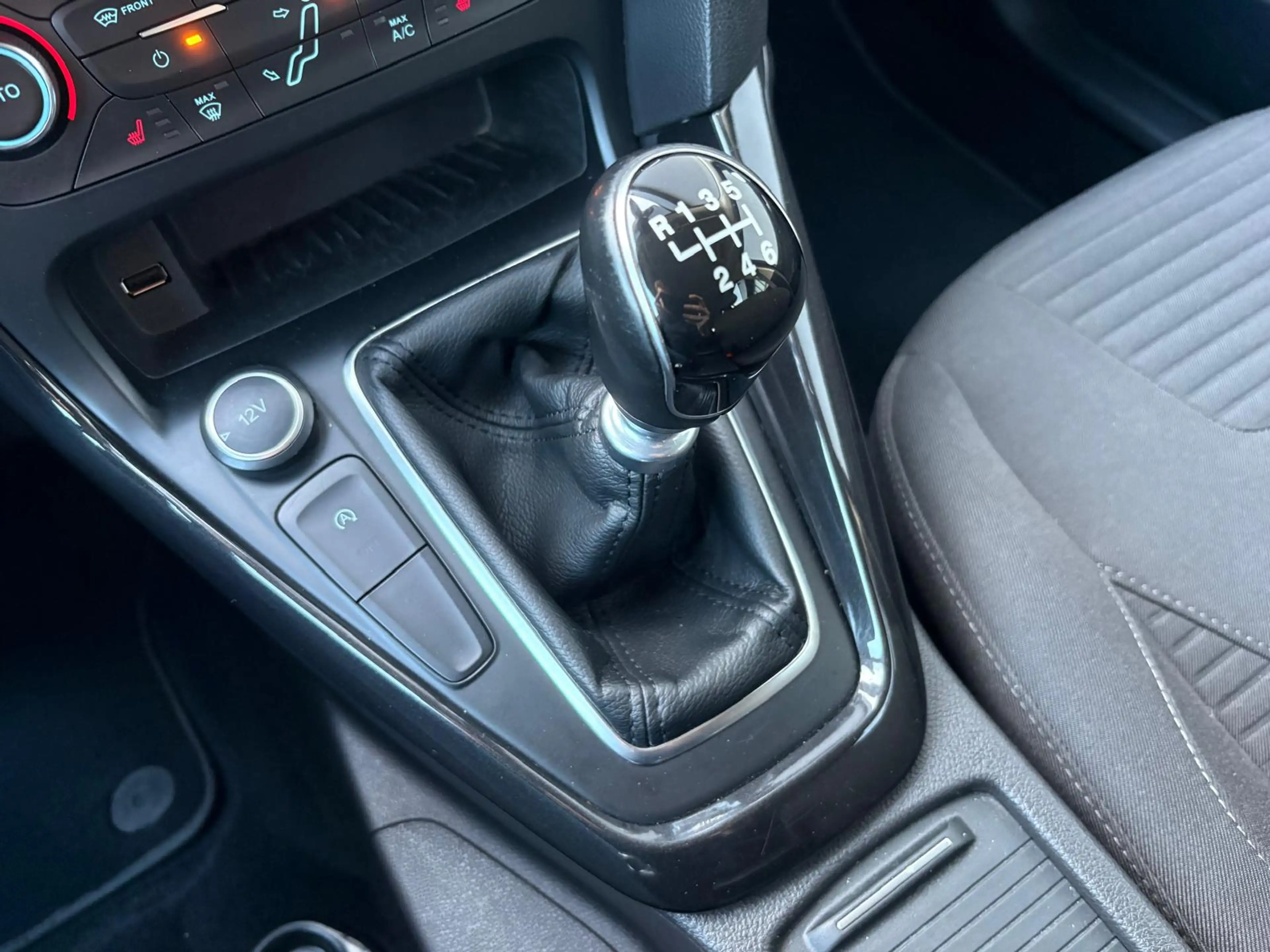 Ford Focus Wagon 125PK Titanium Navigatie/Parkeerhulp/Bluetoo — photo 25