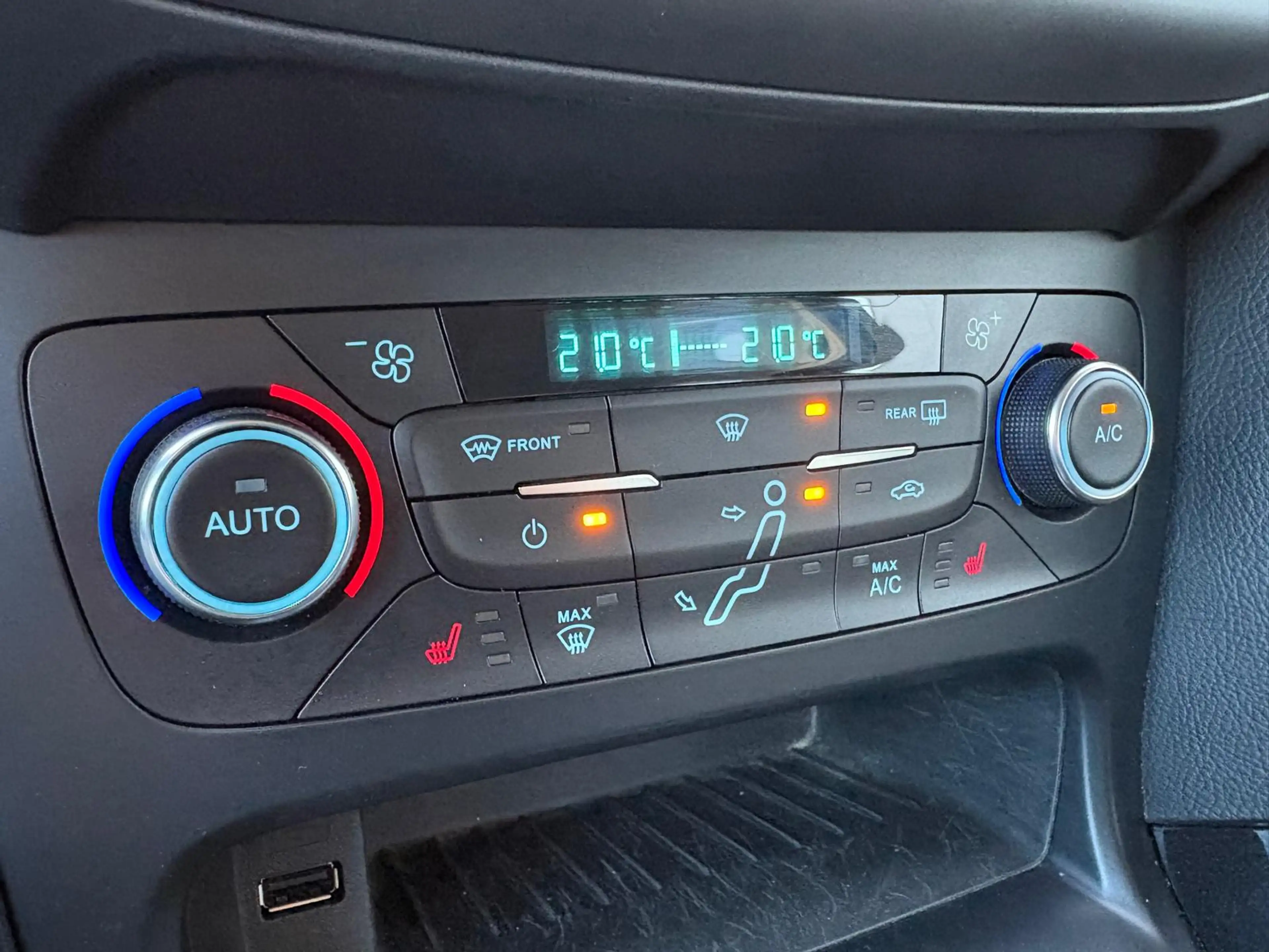 Ford Focus Wagon 125PK Titanium Navigatie/Parkeerhulp/Bluetoo — photo 24
