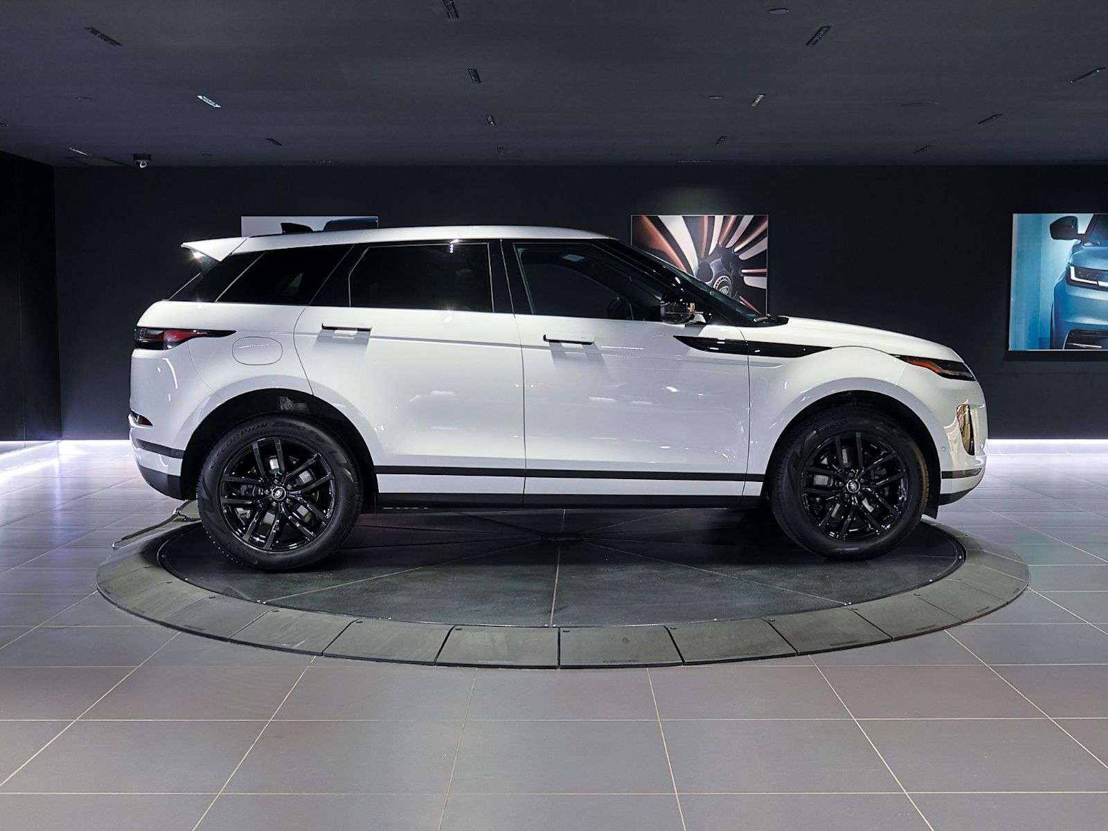2026 Land Rover Range Rover Evoque S | Sunroof | Navigation | Bluetooth | Heated Seats | Heated Steering — снимка 4